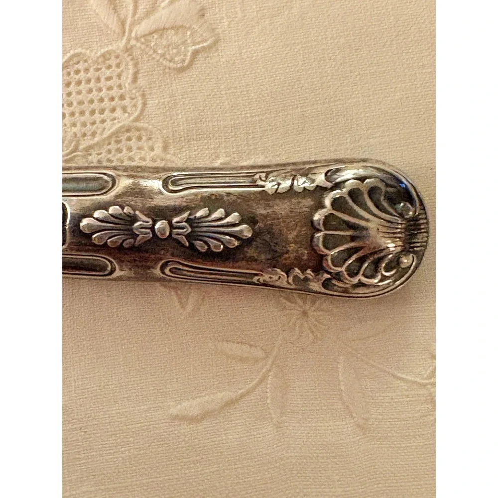 Vintage Viners of Sheffield Stainless Butter Knife England Shell‎ Floral Handle